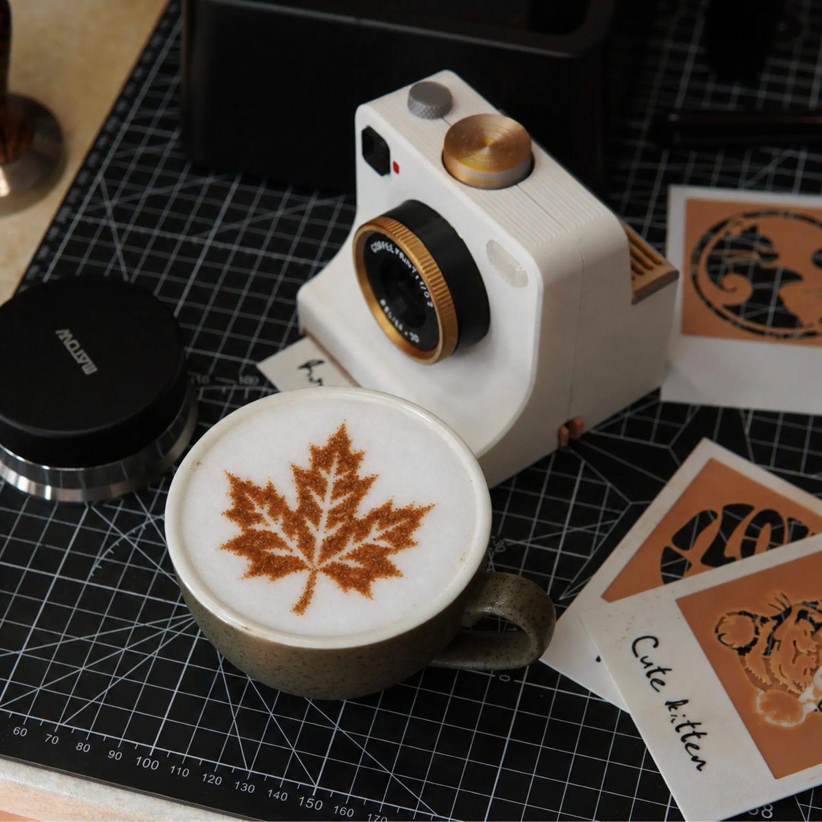 💥2026 HOT SALE💕Retro Coffee Art Camera – Mechanical Latte Art Stencil Printer